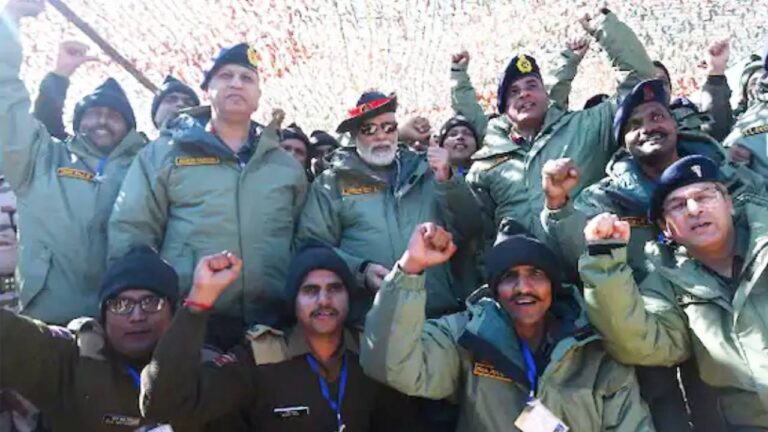 PM Modi Diwali : प्रधानमंत्री नरेंद्र मोदी ने जवानों को खिलाई मिठाई, साथ में गाया गाना