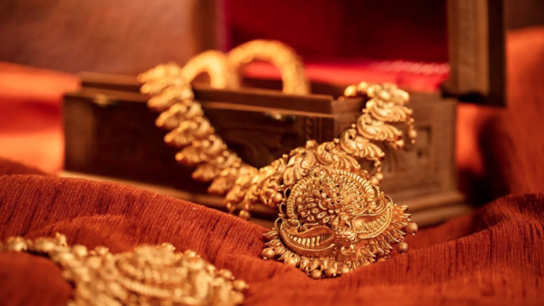 Gold Buying Tips: धनतेरस-दिवाली पर खरीदना चाहते हैं सोना तो रखें  इन बातों का ध्यान ! फ्रॉड से रहेंगे सुरक्षित