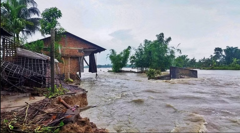 Assam Floods: असम में बाढ़ से स्थिति बिगड़ी, 17 जिले के 67,000 से अधिक लोग प्रभावित