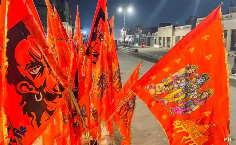 Ram Mandir Inauguration: दिल्ली में भगवान राम और मंदिर वाले झंडों, पोस्टरों की बढ़ी मांग, जानें किस झंडे की डिमांड सबसे ज्यादा