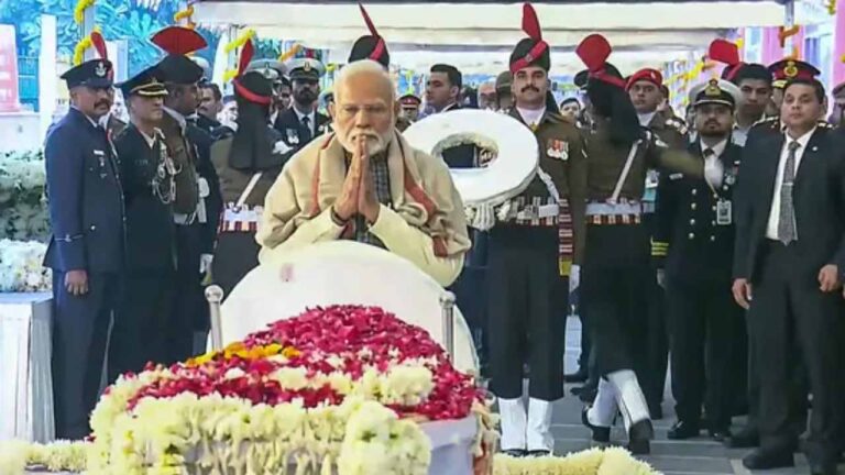 Manmohan Singh Funeral: प्रधानमंत्री नरेंद्र मोदी ने पूर्व प्रधानमंत्री डॉ. मनमोहन सिंह को दी अंतिम श्रद्धांजलि , निगम बोध घाट पर थोड़ी देर में दी जाएगी मुखाग्नि